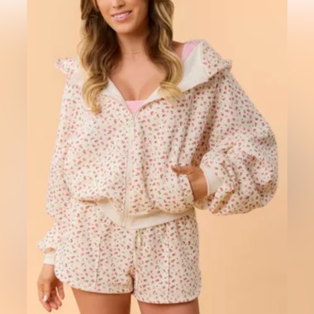 Blogilates Marshmallow Cloud Dolphin Shorts in Cream Floral